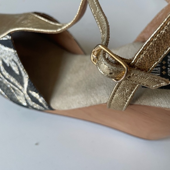 Vintage Inspired Gold and Brocade T-Strap Wedge Shoes - Picture 11 of 11
